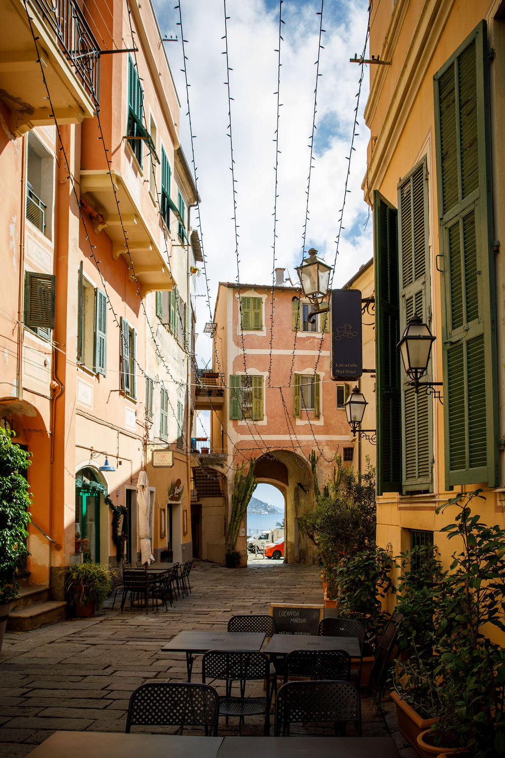 Hyggelig gyde i middelalderby i Ligurien – gastronomi rejser Italien