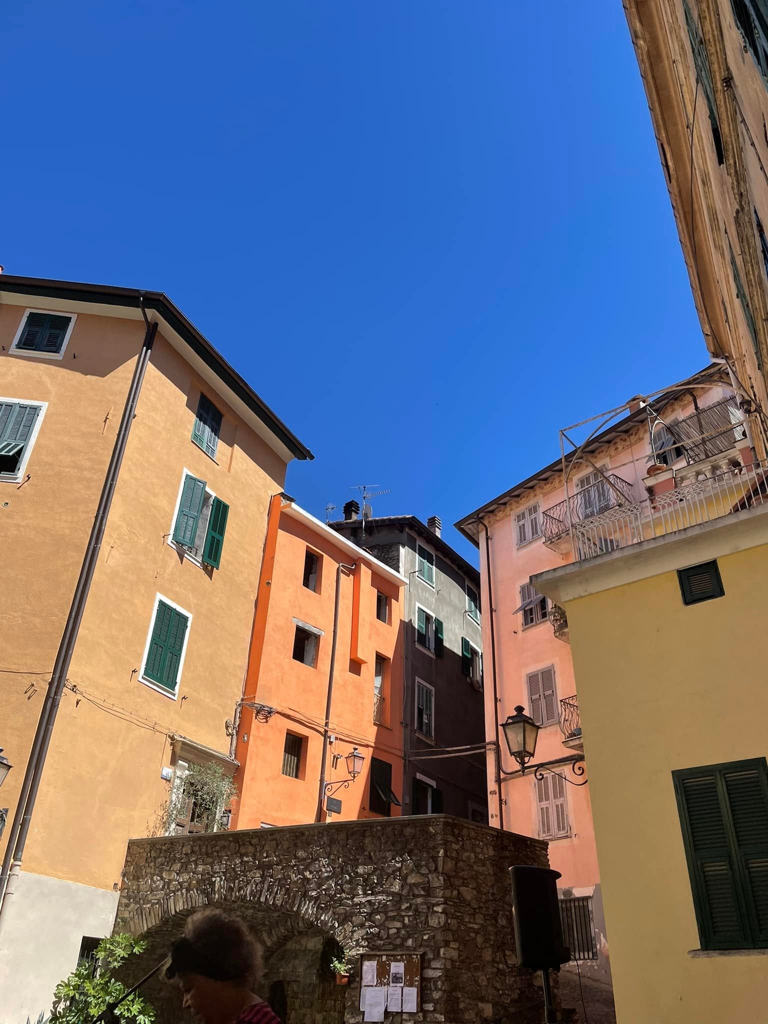 Charmerende gade i ligurisk by – gastronomi rejse i Italien