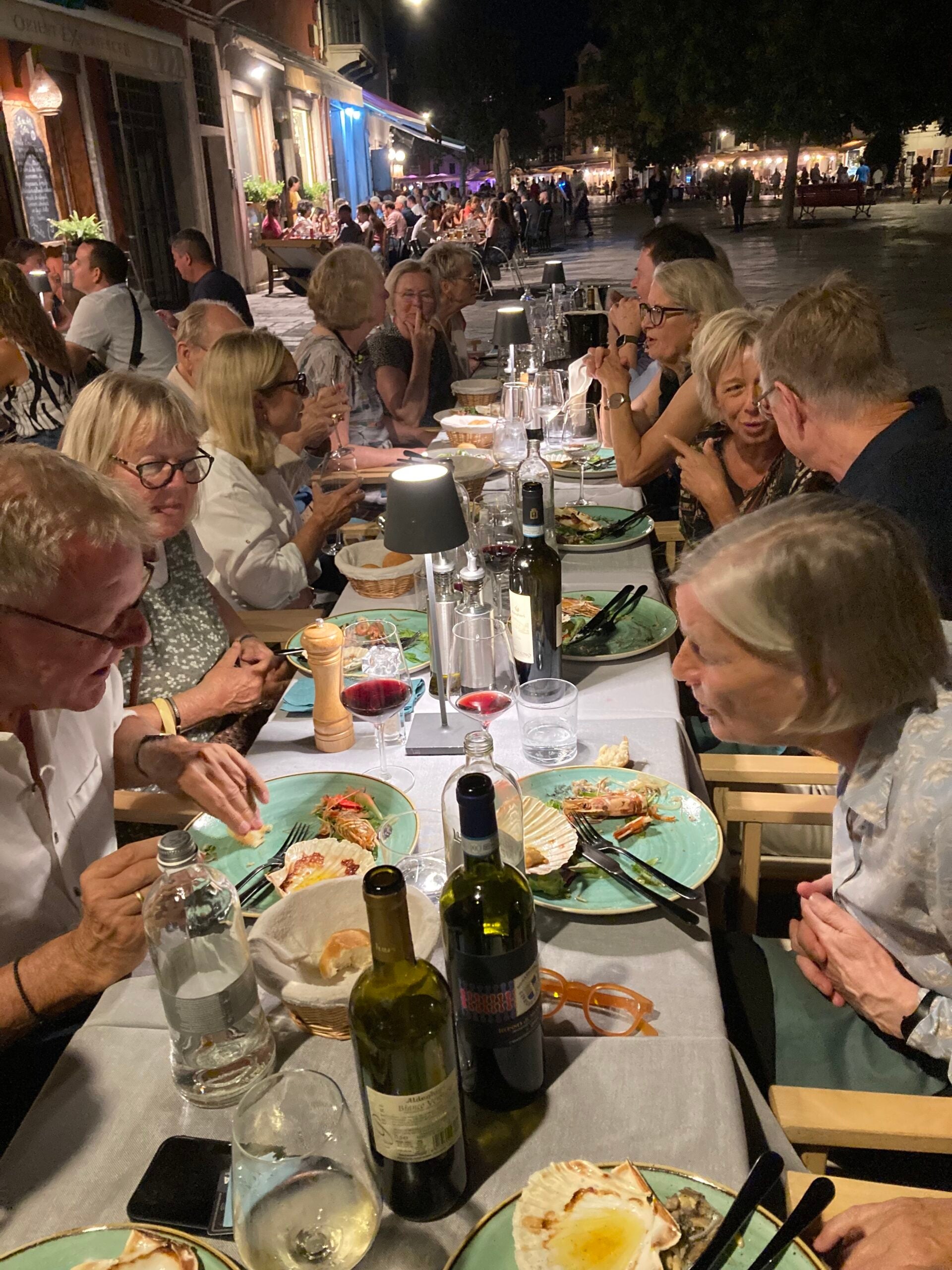 Rejsegruppe nyder middag under nytårsrejse til Venedig