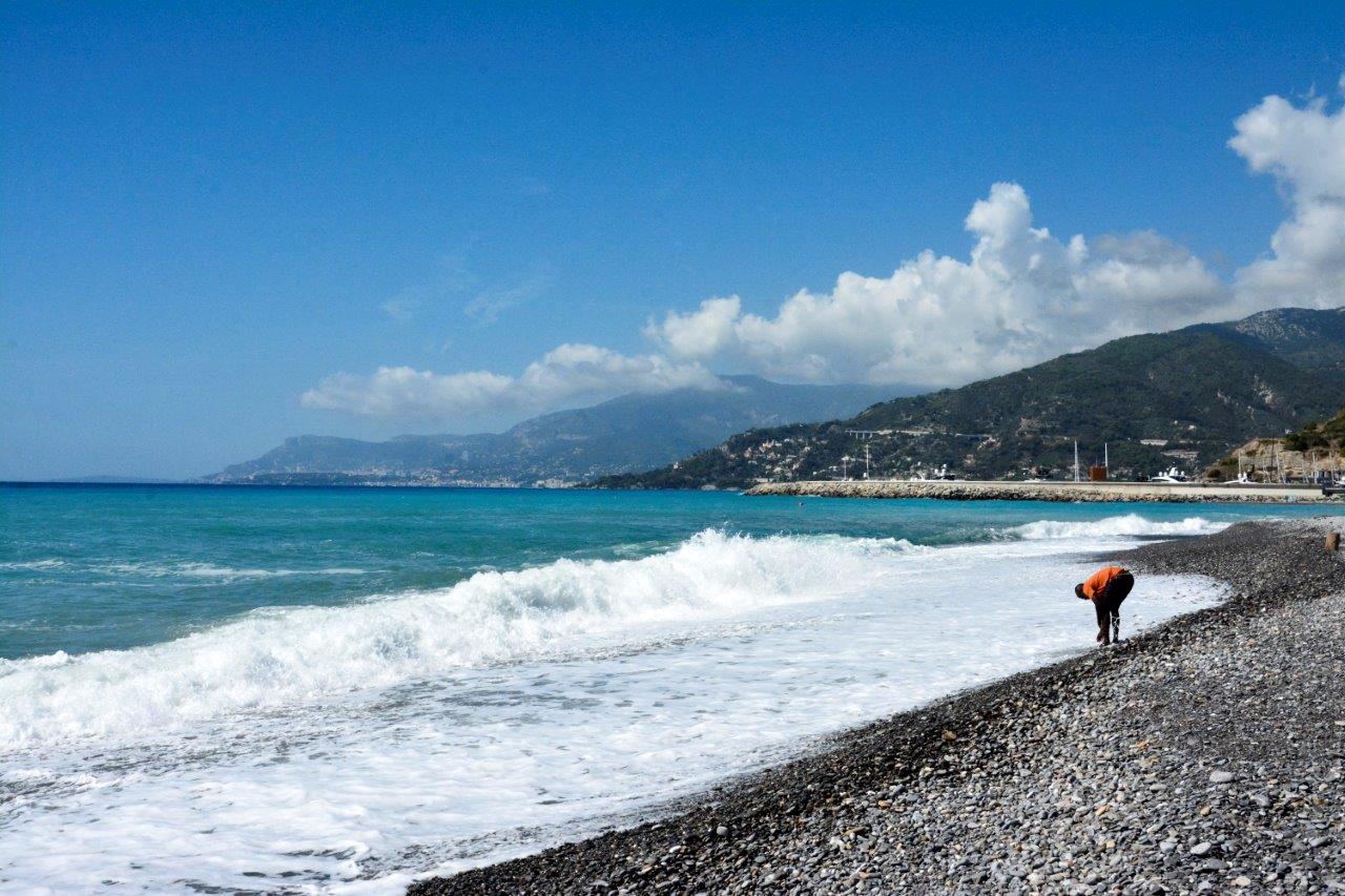 Bølgebrus ved Liguriens kyst – madrejser med udsigt til havet