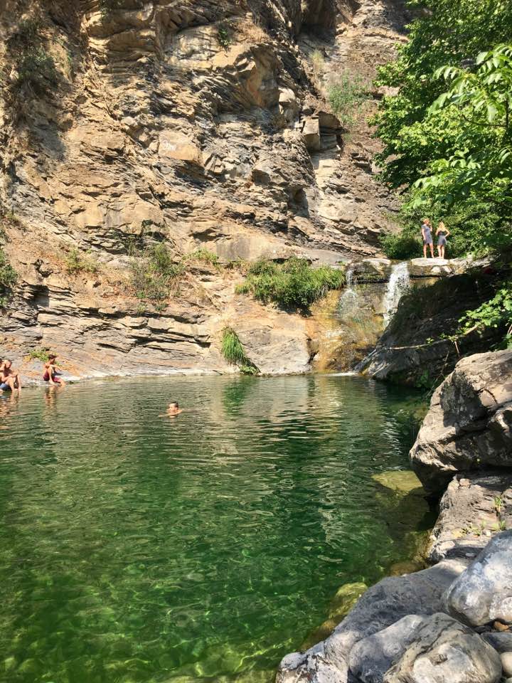 Pause ved bjergsø på vandreferie i Italien for seniorer