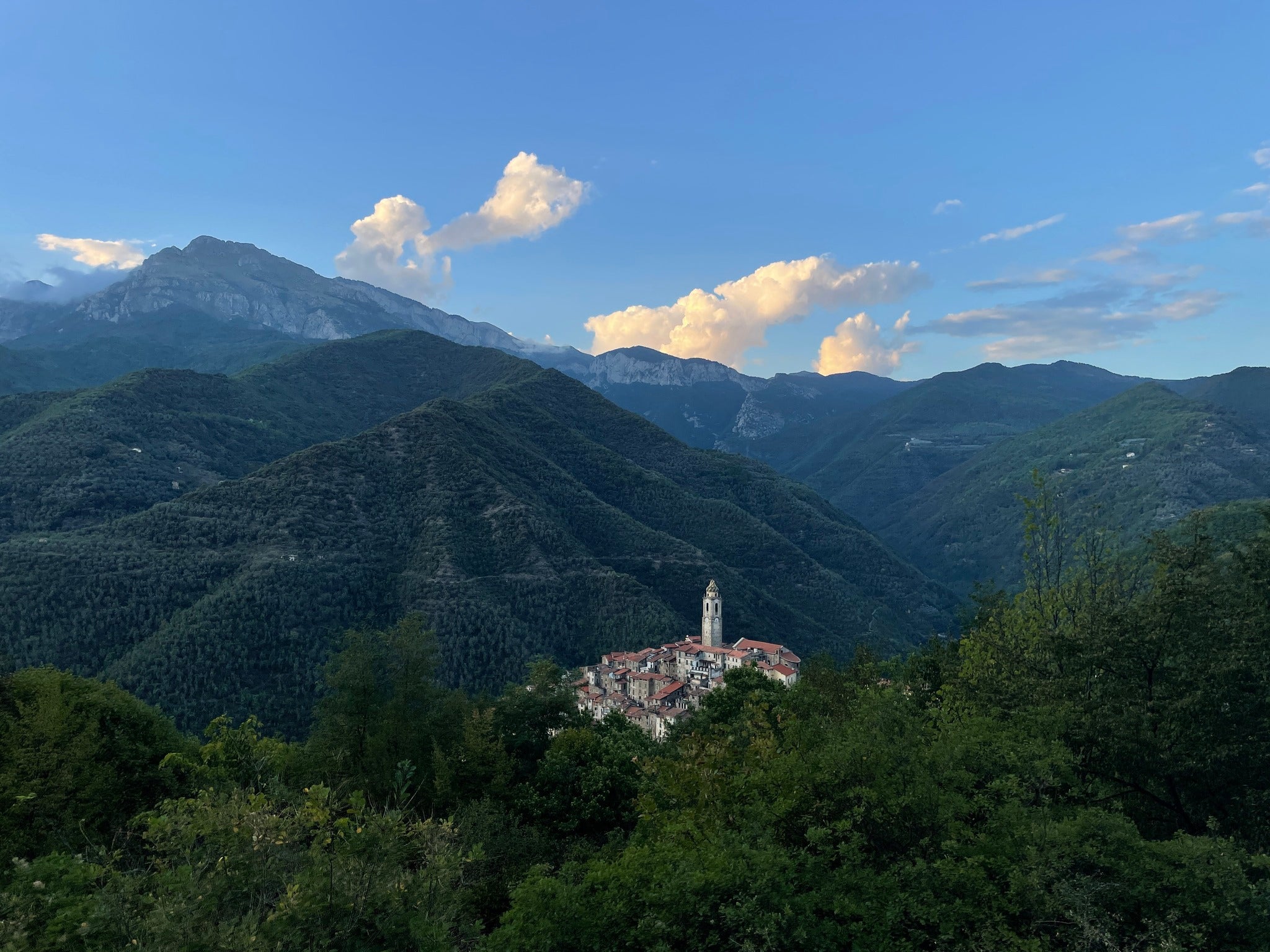 Udsigt udover de lIguriske bjerge og Castelvittorio
