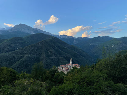 Udsigt udover de lIguriske bjerge og Castelvittorio