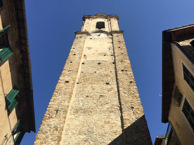 Tårn i sollys på malerejse