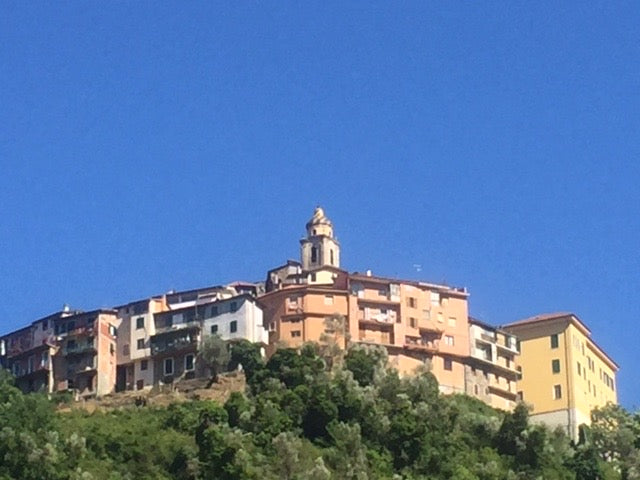 Castelvittorio ligger i 430 m h.