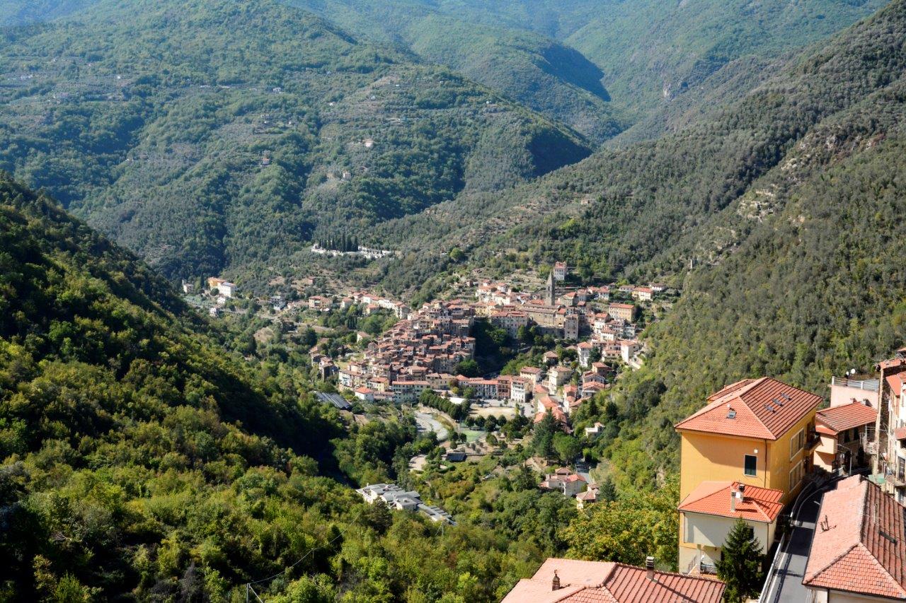 De små landsbyer Castelvittorio og Pigna ligger side om side