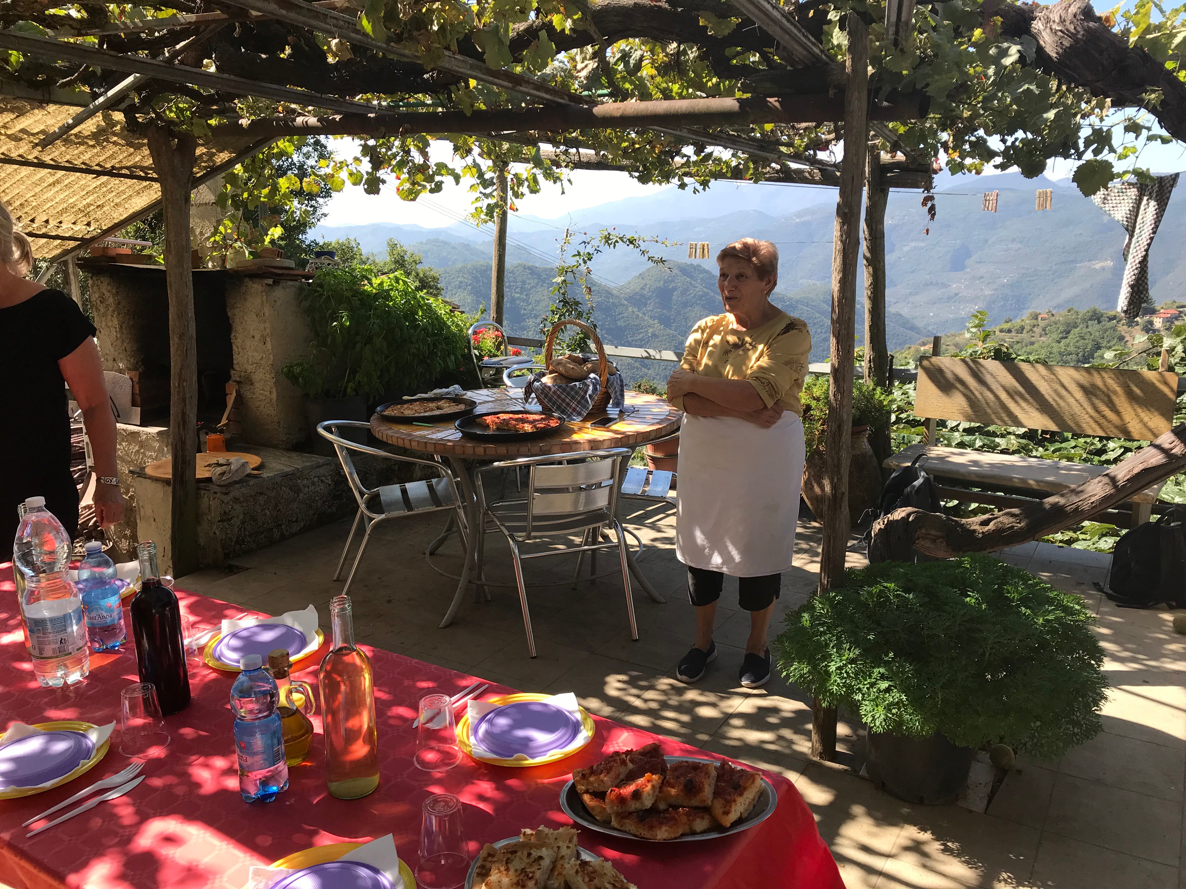 Mama Orengo overvåger frokostbordet
