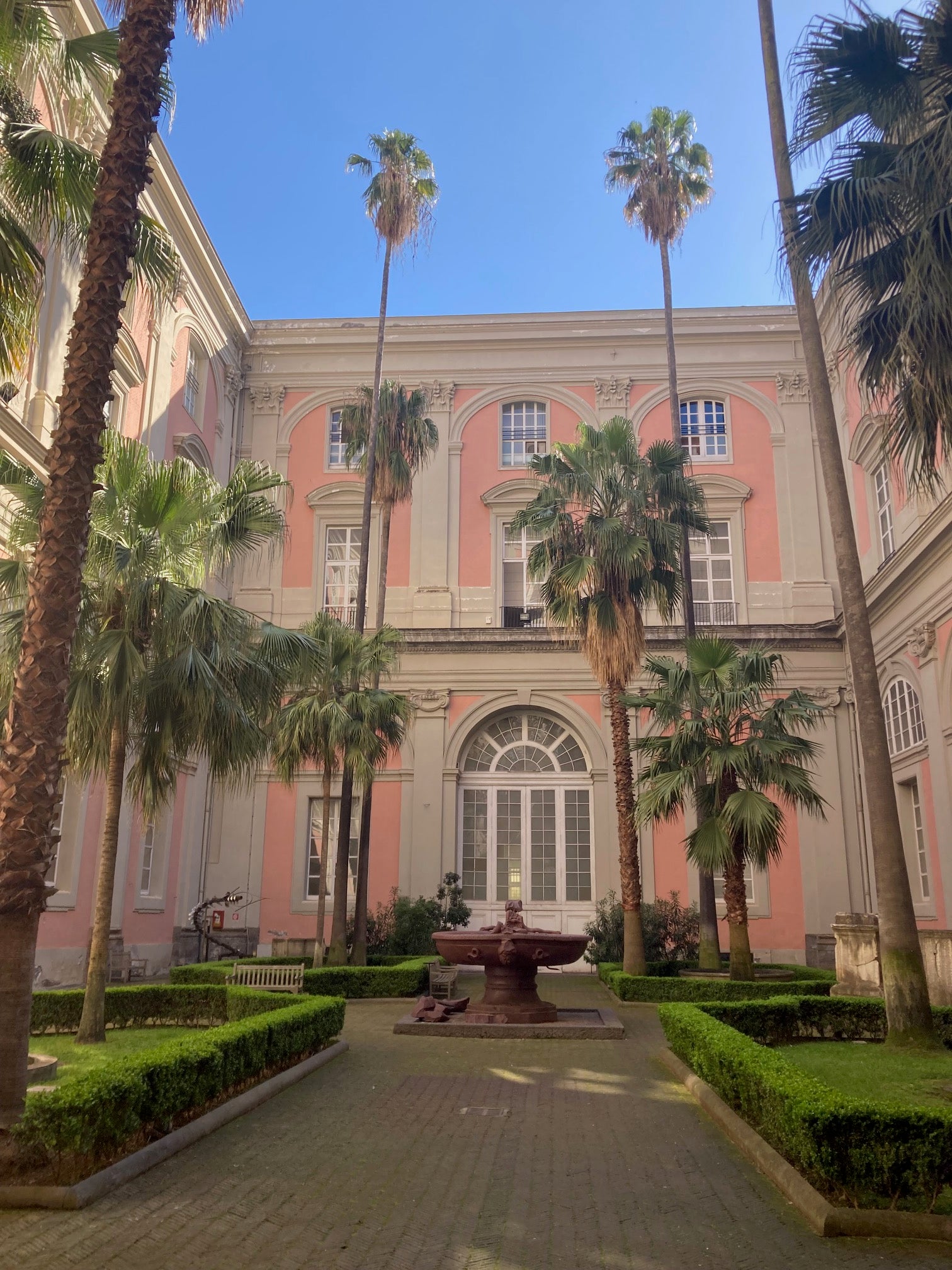 Gårdhaven på det fantastiske arkæologiske museum i Napoli