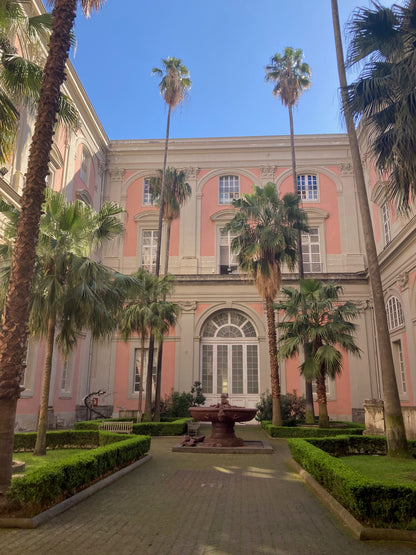 Gårdhaven på det fantastiske arkæologiske museum i Napoli