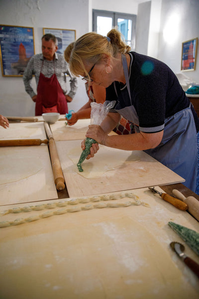 Deltagere laver pasta fra bunden – madlavningsrejse Italien