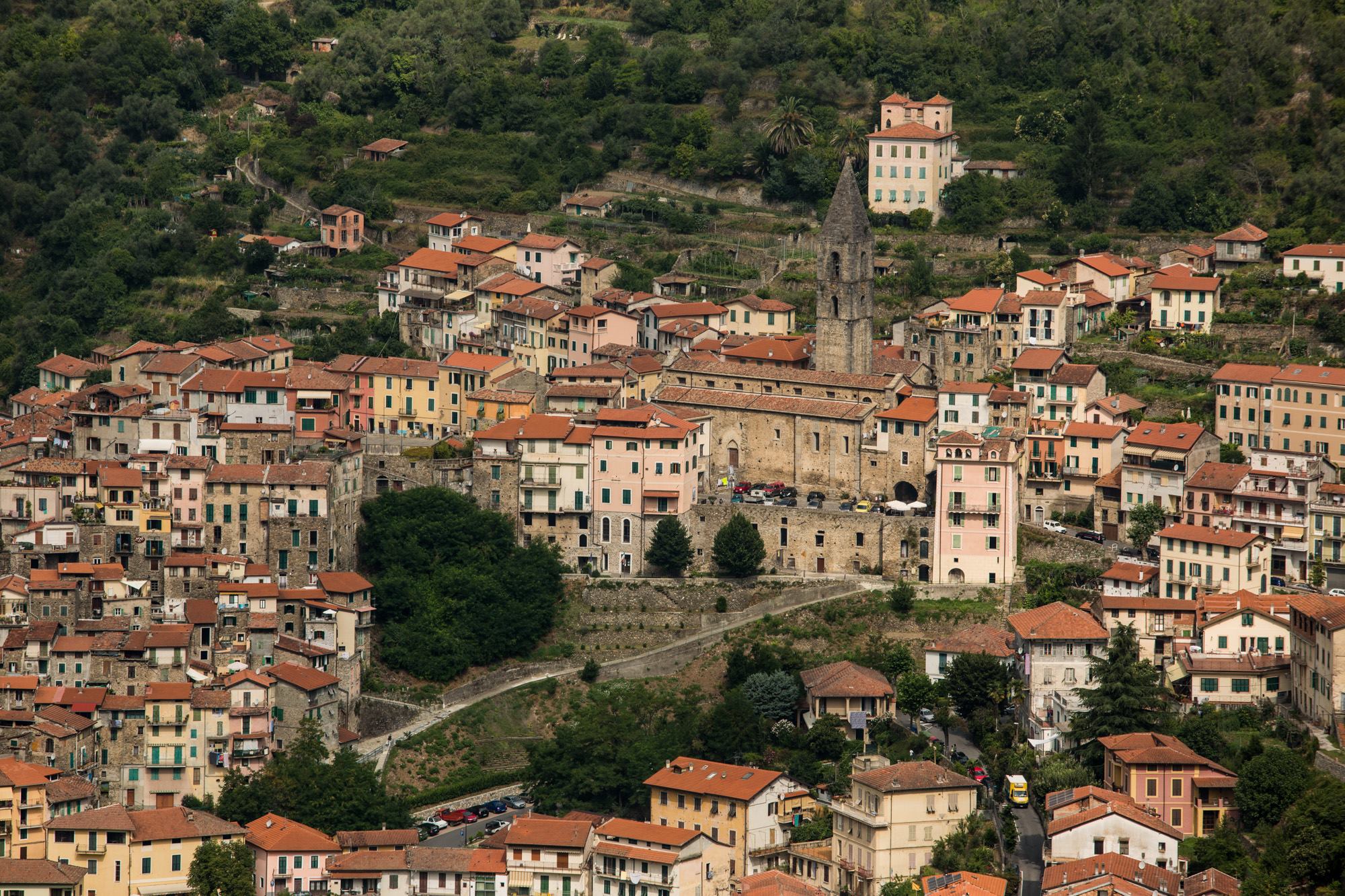 Pigna er en  hyggelig middelalderlandsby i Ligurien