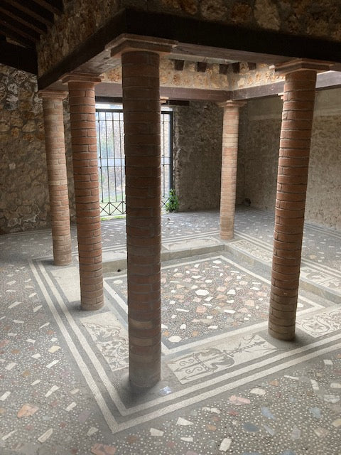 Indenfor i et velbevaret hus i Pompeji