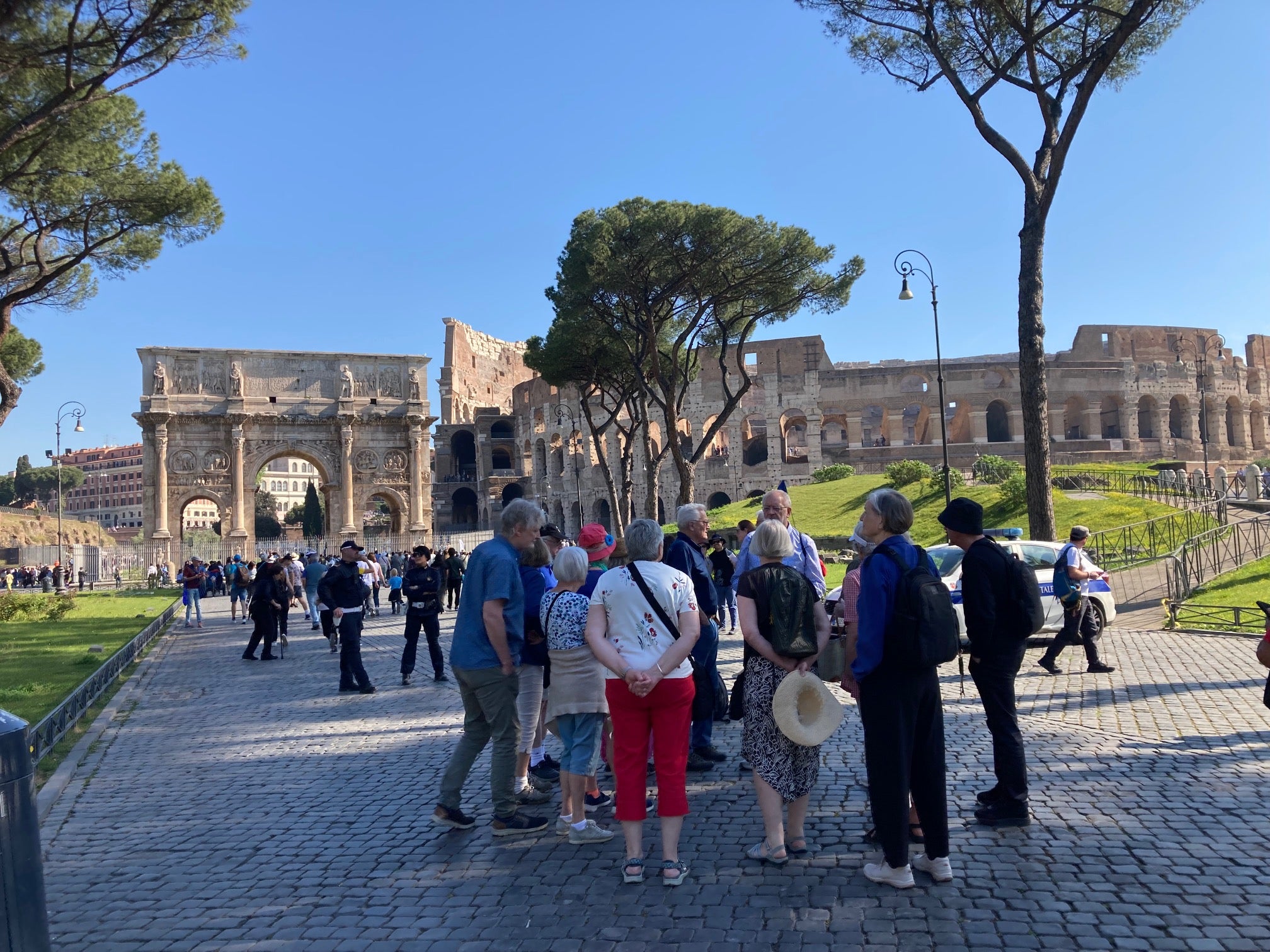 Henrik Tvarnø m. venner ved Colosseum
