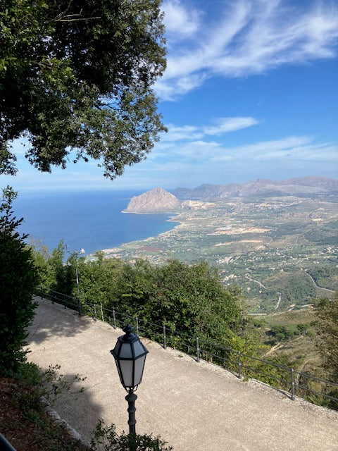 Udsigt over hav og bjerge på kulturrejser Sicilien