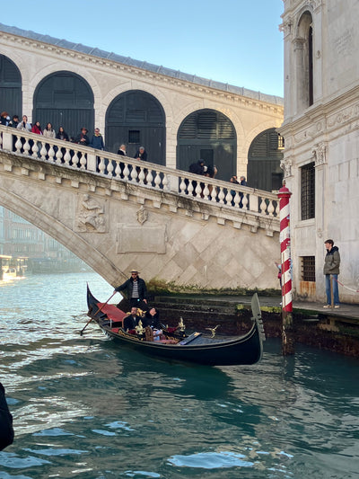 Gondoler ved Rialtobroen – kunstrejse Venedig