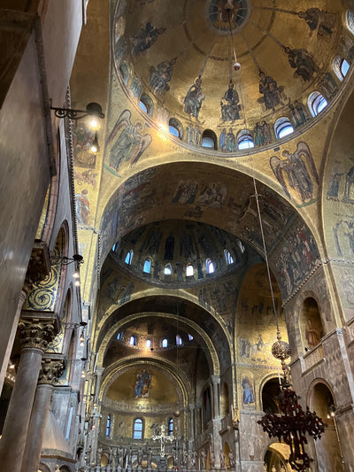 Kirkeinteriør i Venedig – kunst og kulturrejse