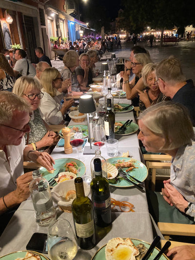 Rejsegruppe nyder middag under nytårsrejse til Venedig