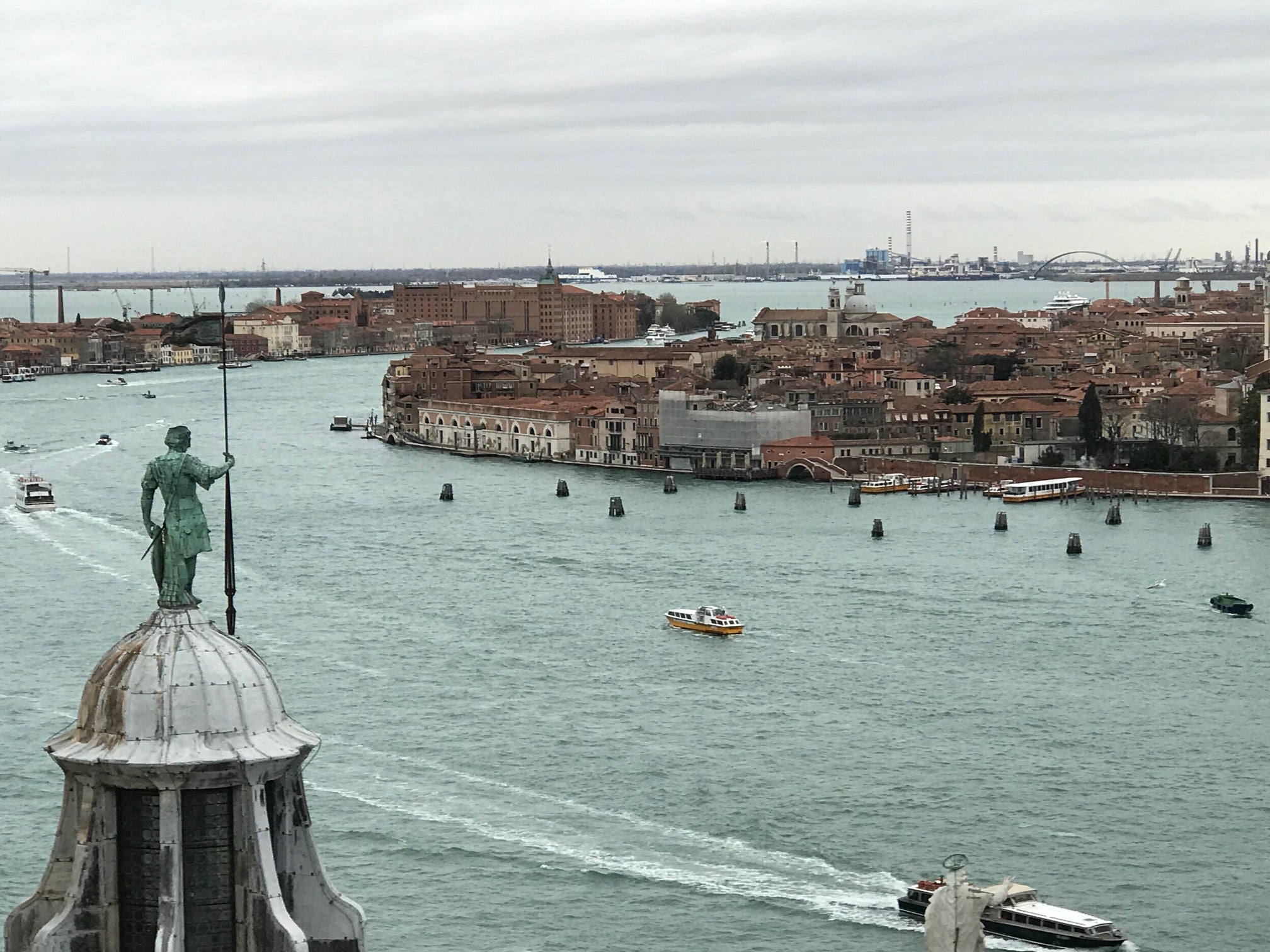 På øhop i lagunen  ved Venedig