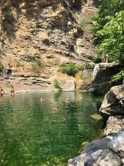 Pause ved bjergsø på vandreferie i Italien for seniorer