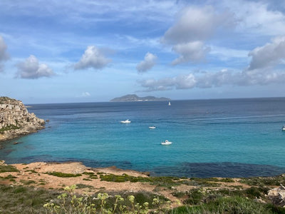 Smuk kyst og blå himmel ved Vest­sicilien