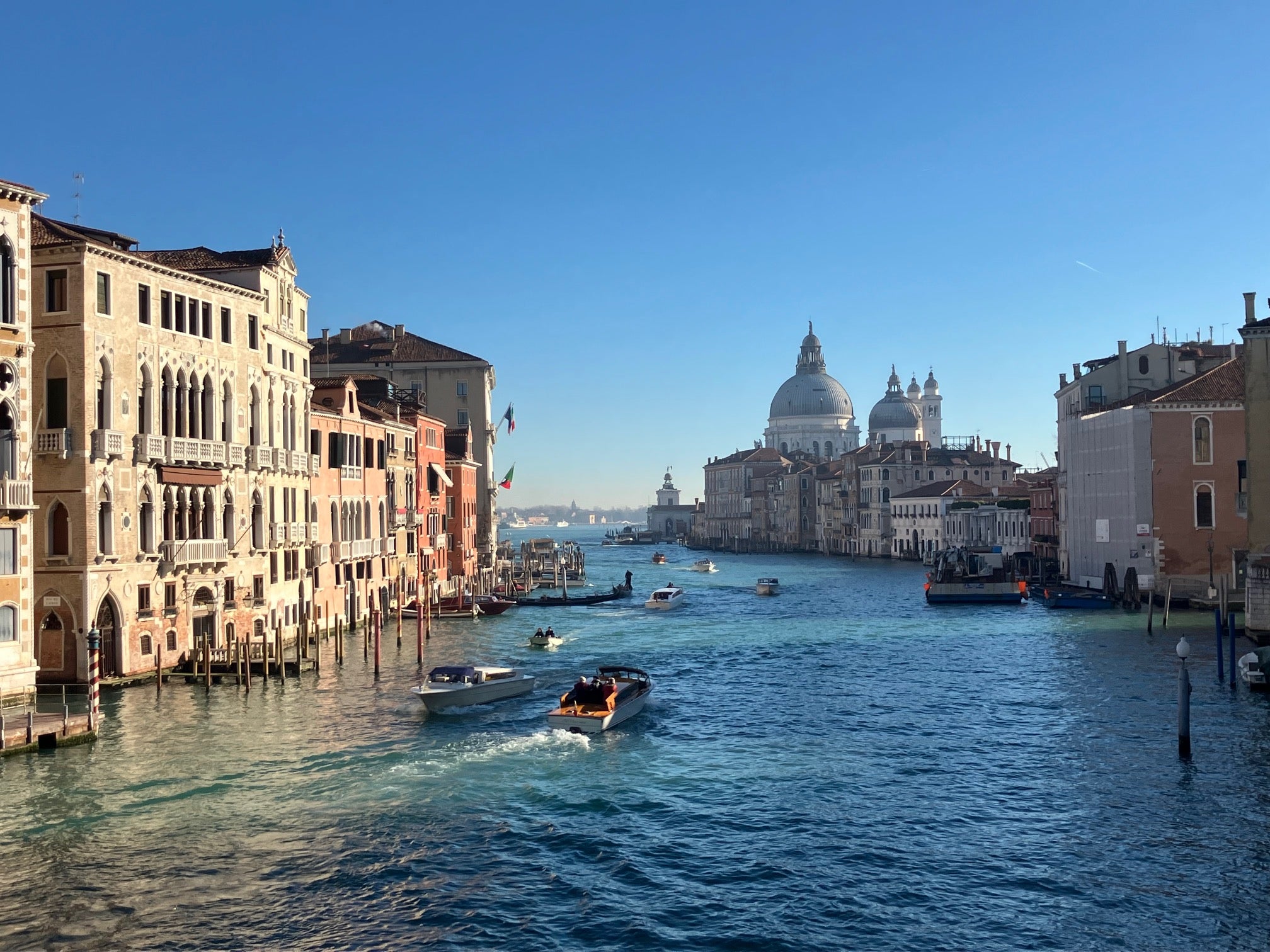 Både i Canale Grande venedig