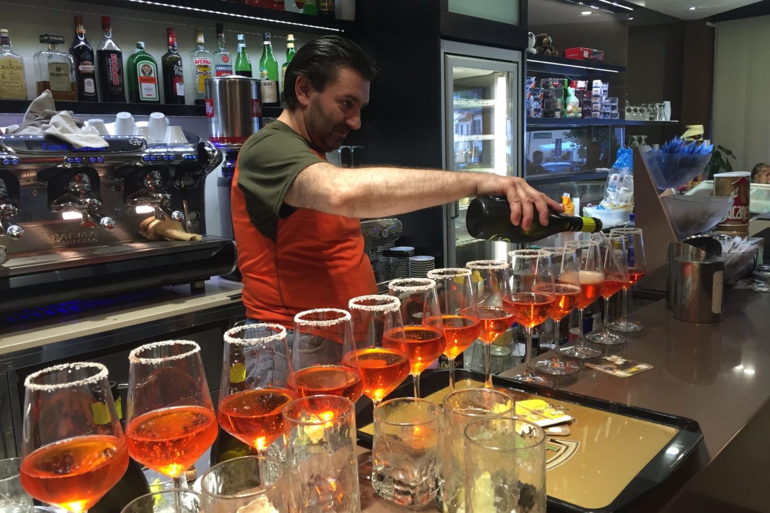 bartender serverer drinks i italien