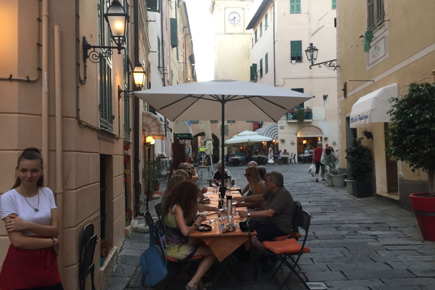 spise på gade-restaurant i italien